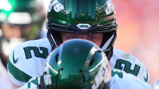 Jets' QB Zach Wilson lines up under center against the Broncos